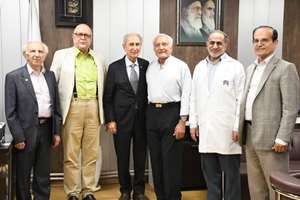 دیدار دانش آموختگان دانشکده پزشکی مقیم آمریکا با رئیس دفتر ارتباط با دانش آموختگان و رئیس مجتمع بیمارستان امام خمینی(ره)