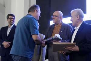 شب شعر ترنم واژه ها، با حضور پرشور اساتید و دانشجویان، در باشگاه رفاهی دانشگاه علوم پزشکی تهران برگزار شد