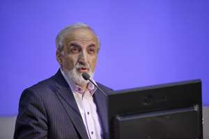 در هفتمین کنگره بین‌المللی تازه‌ترین دستاوردهای پژوهشی در دانش پزشکی مولکولی، سلولی و بالینی دکتر ملک‌زاده، بر تغییر سبک زندگی، افزایش آگاهی مردم و توجه به صنعت غذا برای کاهش بیماری‌های غیر واگیر تأکید کرد