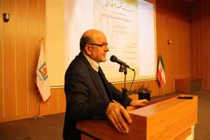 دکتر گتمیری در اولین گردهمایی دانش آموختگان رشته پزشکی مقیم استان مازندران شعر دُرّ پُربَها را تقدیم استاد بهادری، استاد حسابی و جمع حاضر کرد