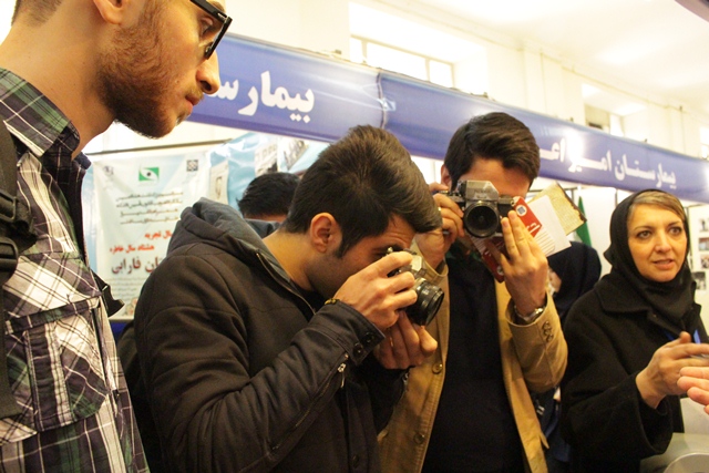 گزارش تصويري استقبال از غرفه بيمارستان سينا در دومين روز متوالي نمايشگاه 