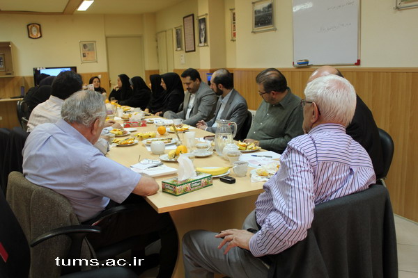 در جلسه دفتر ارتباط با دانش آموختگان بر تعيين نيازهاي دفتر ارتباط با دانش آموختگان به منظور تهيه بانك اطلاعاتي مناسب تاكيد شد 