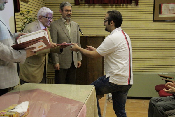 با حضور رئيس دانشگاه از عوامل اجرايي چهارمين جشن يكپارچه دانش آموختگان تقدير شد 